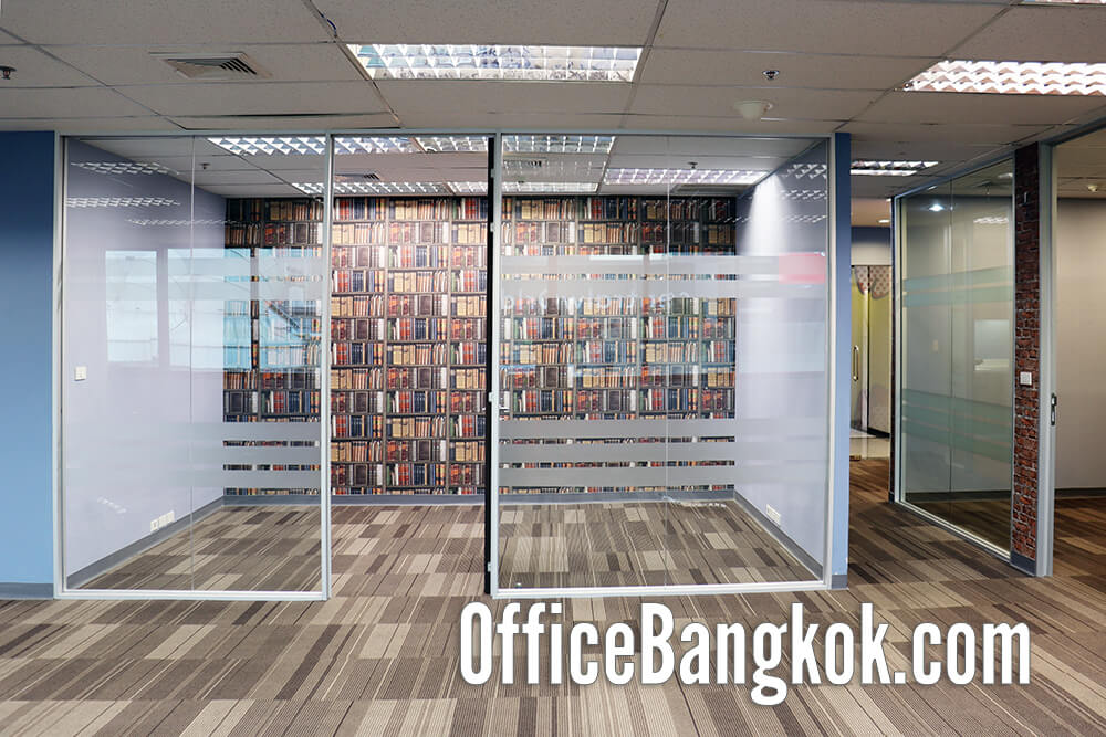 ภาพสำนักงานตกแต่งบางส่วนให้เช่า ใกล้ BTS ชิดลม พื้นที่กว้าง 363 ตร.ม. มีห้องทำงาน แสงธรรมชาติส่องทั่ว เหมาะกับบริษัทขนาดกลางถึงใหญ่ ภาพสำนักงานตกแต่งบางส่วนให้เช่า ใกล้ BTS ชิดลม พื้นที่กว้าง 363 ตร.ม. มีห้องทำงาน แสงธรรมชาติส่องทั่ว เหมาะกับบริษัทขนาดกลางถึงใหญ่