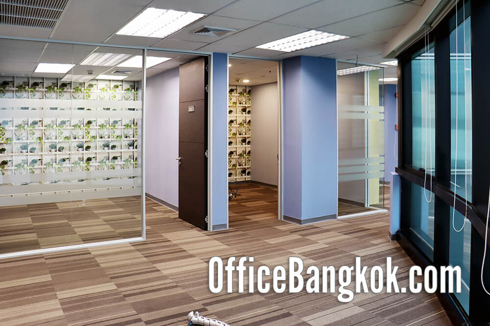 ภาพสำนักงานตกแต่งบางส่วนให้เช่า ใกล้ BTS ชิดลม พื้นที่กว้าง 363 ตร.ม. มีห้องทำงาน แสงธรรมชาติส่องทั่ว เหมาะกับบริษัทขนาดกลางถึงใหญ่ ภาพสำนักงานตกแต่งบางส่วนให้เช่า ใกล้ BTS ชิดลม พื้นที่กว้าง 363 ตร.ม. มีห้องทำงาน แสงธรรมชาติส่องทั่ว เหมาะกับบริษัทขนาดกลางถึงใหญ่
