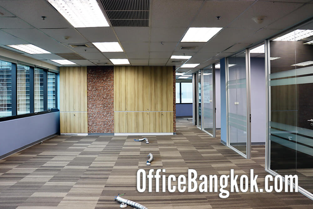 ภาพสำนักงานตกแต่งบางส่วนให้เช่า ใกล้ BTS ชิดลม พื้นที่กว้าง 363 ตร.ม. มีห้องทำงาน แสงธรรมชาติส่องทั่ว เหมาะกับบริษัทขนาดกลางถึงใหญ่ ภาพสำนักงานตกแต่งบางส่วนให้เช่า ใกล้ BTS ชิดลม พื้นที่กว้าง 363 ตร.ม. มีห้องทำงาน แสงธรรมชาติส่องทั่ว เหมาะกับบริษัทขนาดกลางถึงใหญ่