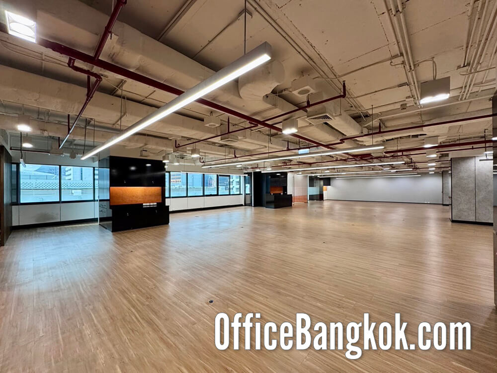 ออฟฟิศให้เช่าตกแต่งแล้วบางส่วน ใกล้ BTS ชิดลม พื้นที่ 775 ตร.ม. ค่าเช่า 830,000 บาท/เดือน เหมาะสำหรับสำนักงานใหญ่ เดินทางสะดวก ใจกลางกรุงเทพฯ