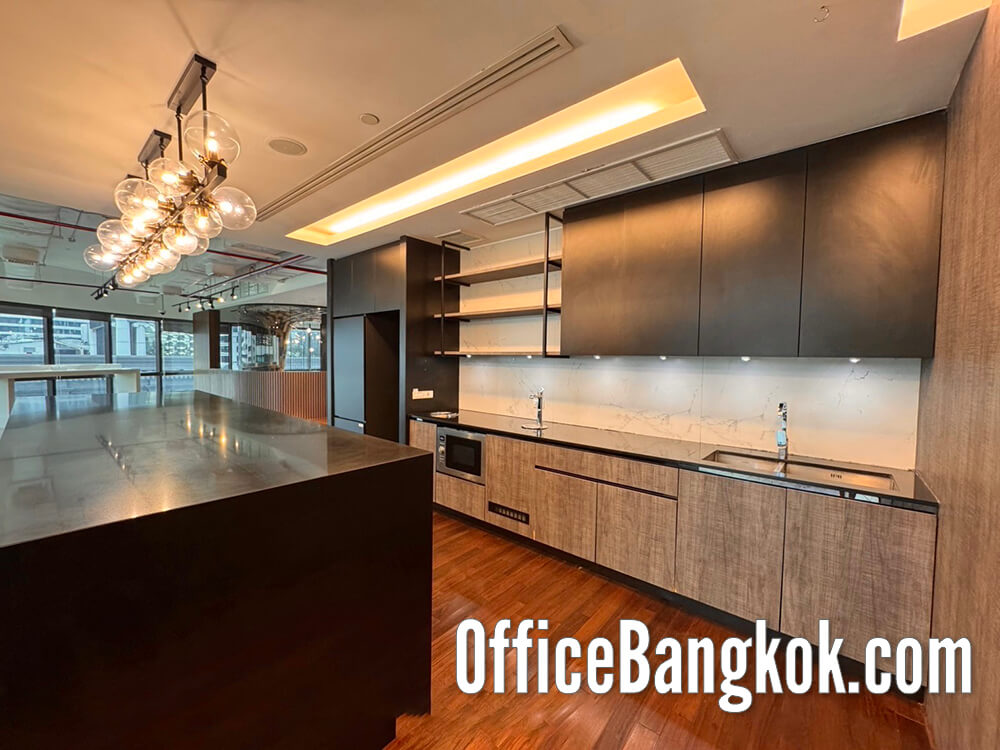 ออฟฟิศให้เช่าตกแต่งแล้วบางส่วน ใกล้ BTS ชิดลม พื้นที่ 775 ตร.ม. ค่าเช่า 830,000 บาท/เดือน เหมาะสำหรับสำนักงานใหญ่ เดินทางสะดวก ใจกลางกรุงเทพฯ