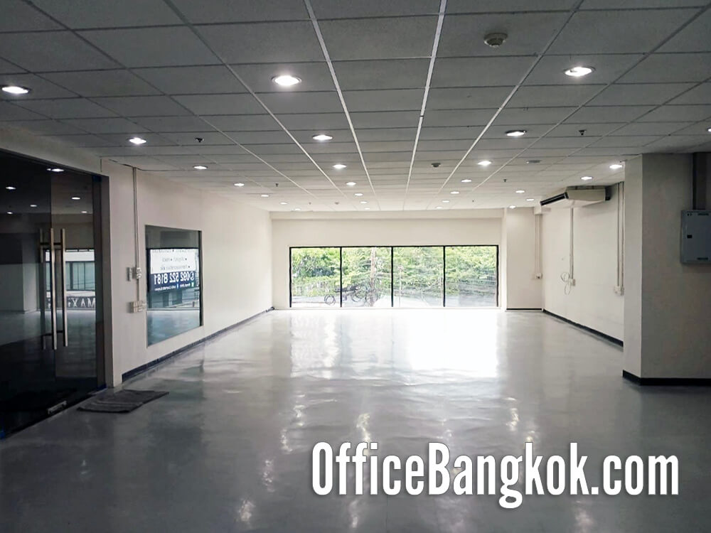 Photo of office for rent on Rama 4 Road near MRT Samyan, 118 sqm, bright with natural light, ideal for affordable business space.