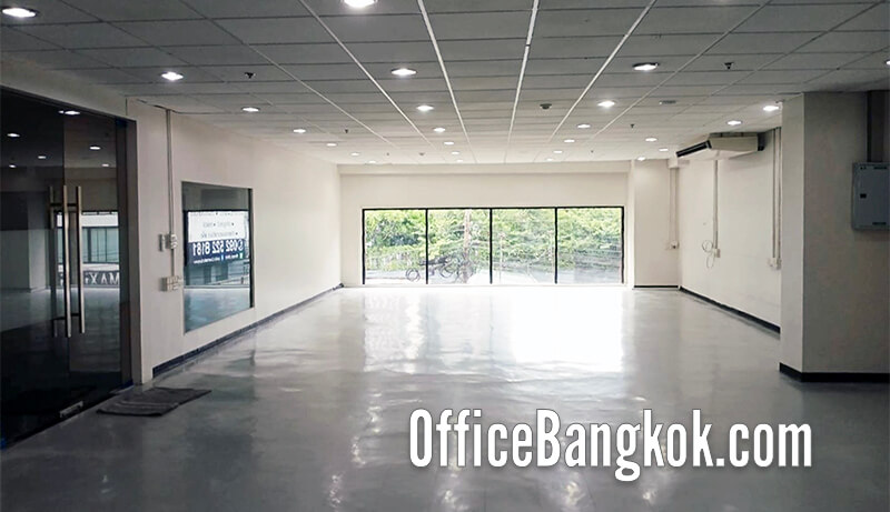 Photo of office for rent on Rama 4 Road near MRT Samyan, 118 sqm, bright with natural light, ideal for affordable business space.