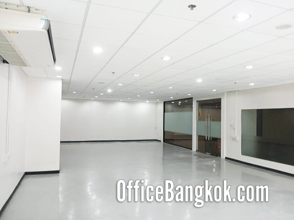 Photo of office for rent on Rama 4 Road near MRT Samyan, 118 sqm, bright with natural light, ideal for affordable business space.