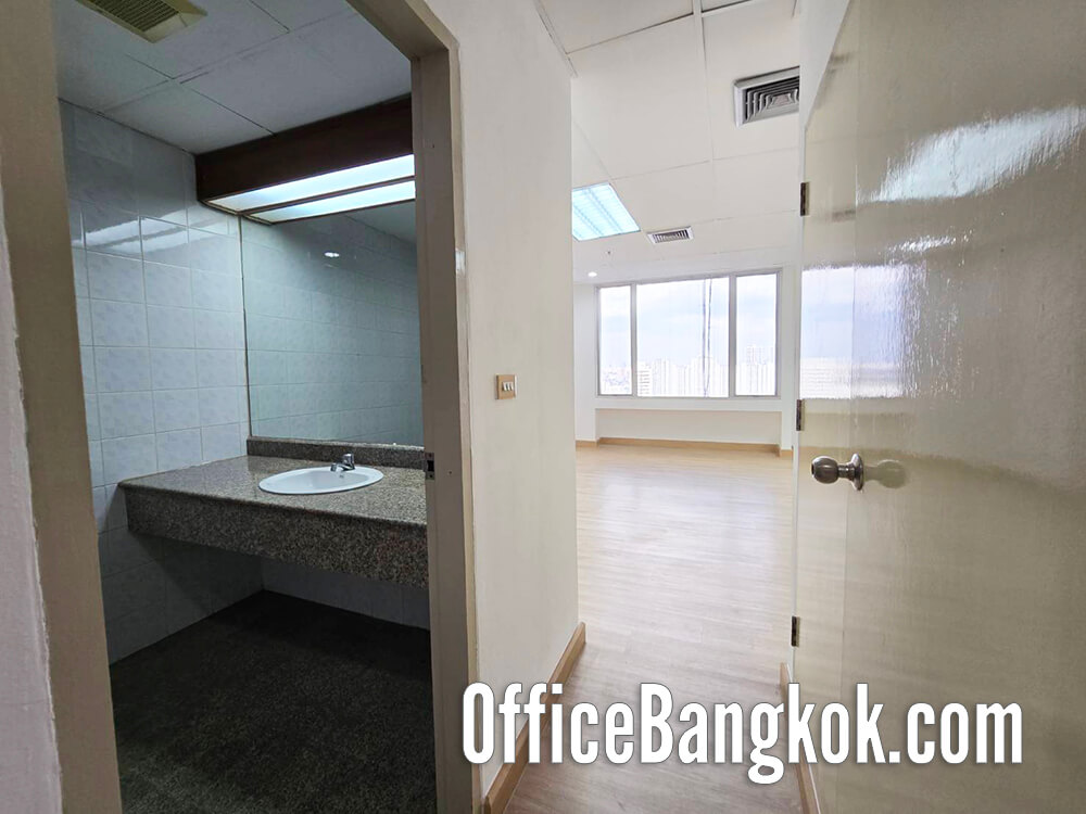 ให้เช่าออฟฟิศขนาดเล็ก 60 ตรม ราคา 30,000 บาท/เดือน ทำเลดี ใกล้ MRT ห้วยขวาง เดินทางง่าย เหมาะสำหรับธุรกิจขนาดเล็ก สตาร์ทอัป หรือทีมเริ่มต้น ให้เช่าออฟฟิศขนาดเล็ก 60 ตรม ราคา 30,000 บาท/เดือน ทำเลดี ใกล้ MRT ห้วยขวาง เดินทางง่าย เหมาะสำหรับธุรกิจขนาดเล็ก สตาร์ทอัป หรือทีมเริ่มต้น