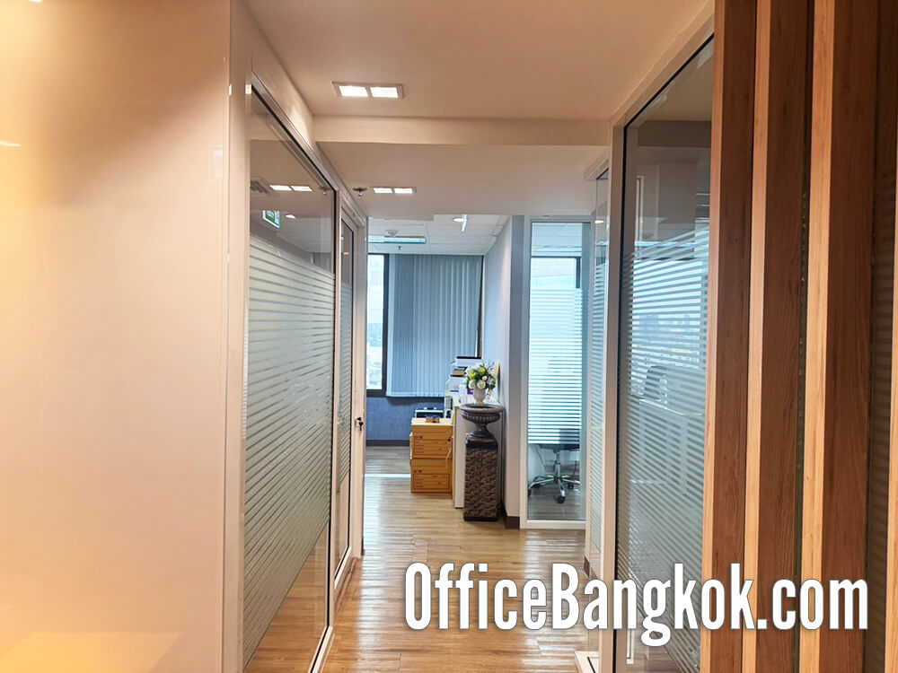 Fully furnished office for rent on Ratchada Road, near MRT Huai Khwang. 140 sqm with modern design and ready-to-use workspace. Rent 112,000 THB/mo