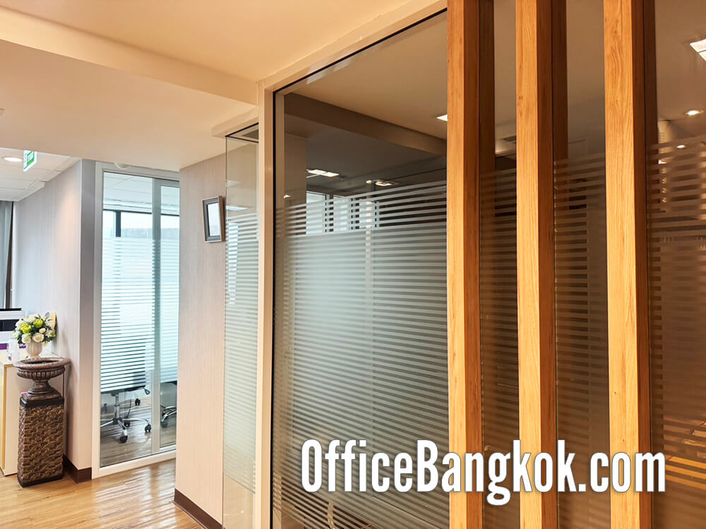 Fully furnished office for rent on Ratchada Road, near MRT Huai Khwang. 140 sqm with modern design and ready-to-use workspace. Rent 112,000 THB/mo