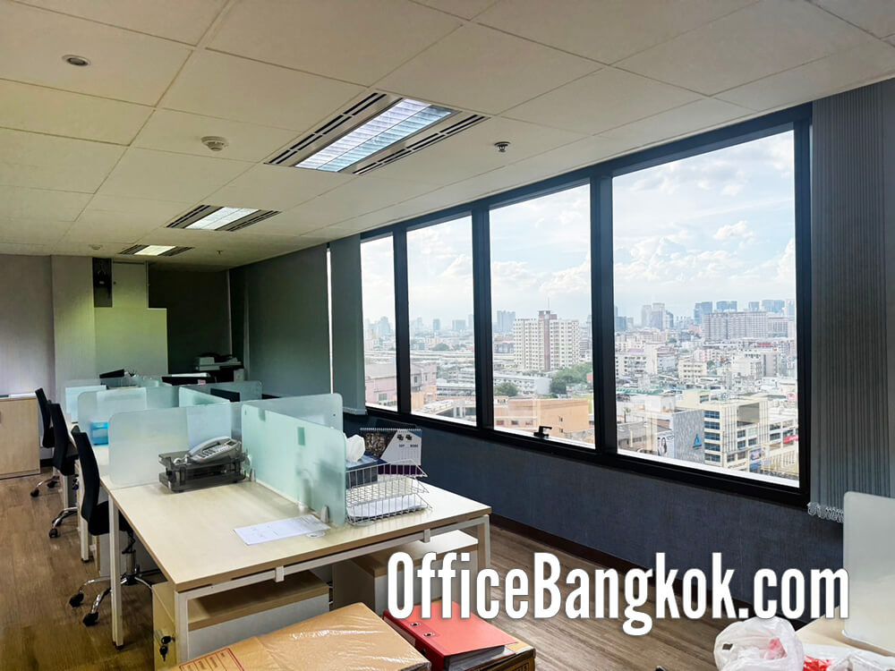 Fully furnished office for rent on Ratchada Road, near MRT Huai Khwang. 140 sqm with modern design and ready-to-use workspace. Rent 112,000 THB/mo