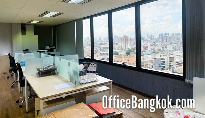 Fully furnished office for rent on Ratchada Road, near MRT Huai Khwang. 140 sqm with modern design and ready-to-use workspace. Rent 112,000 THB/mo