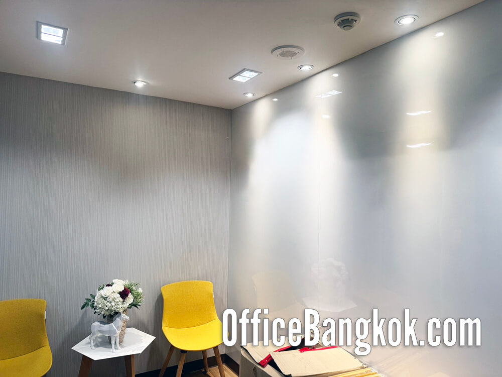 Fully furnished office for rent on Ratchada Road, near MRT Huai Khwang. 140 sqm with modern design and ready-to-use workspace. Rent 112,000 THB/mo