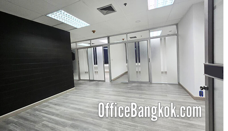 ออฟฟิศขนาดเล็กราคาถูกให้เช่าบนถนนรัชดา ใกล้สถานี BTS ห้วยขวาง พื้นที่ใช้สอย 62 ตารางเมตร พร้อมห้องทำงานและพื้นที่ประชุม