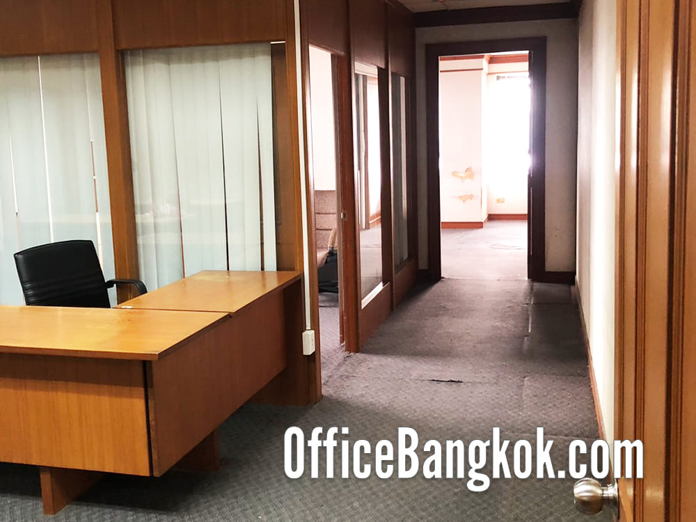 ออฟฟิศให้เช่าตกแต่งแล้วบางส่วนราคาถูก ทำเลสีลม ใกล้รถไฟฟ้า BTS สถานีสุรศักดิ์ พื้นที่ 106 ตร.ม. ค่าเช่า 42,000 บาท/เดือน 