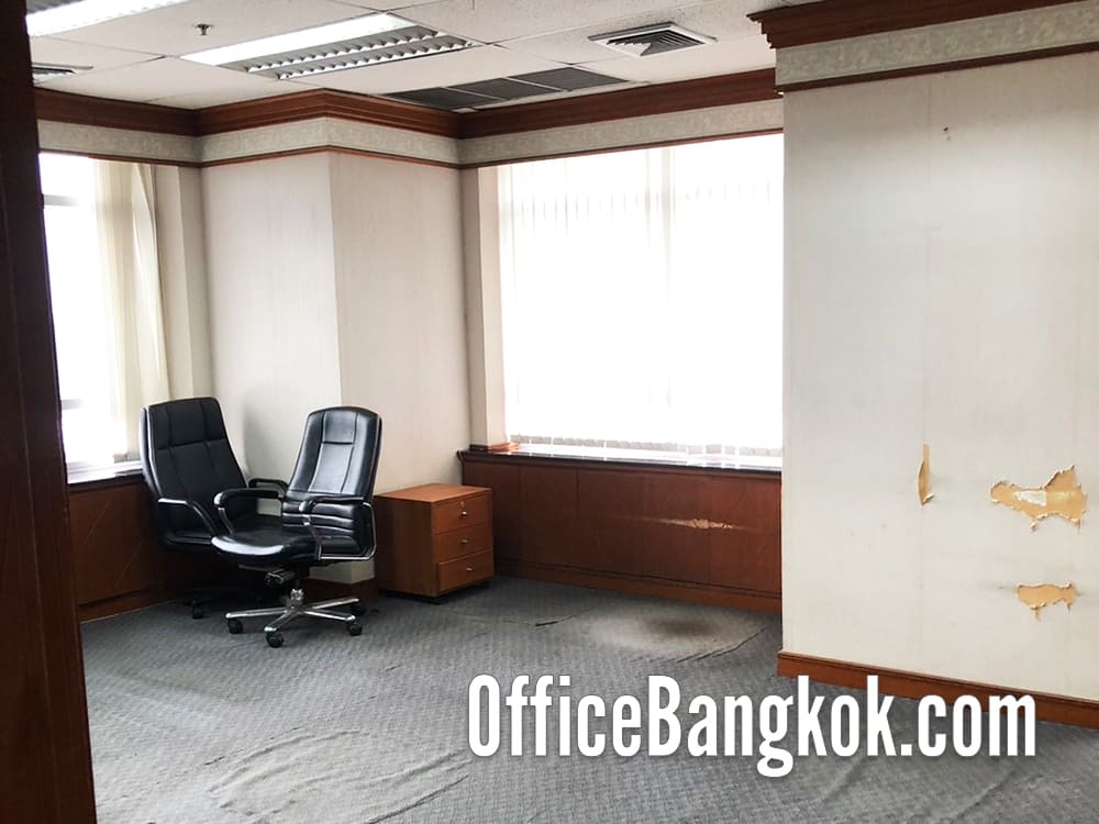 ออฟฟิศให้เช่าตกแต่งแล้วบางส่วนราคาถูก ทำเลสีลม ใกล้รถไฟฟ้า BTS สถานีสุรศักดิ์ พื้นที่ 106 ตร.ม. ค่าเช่า 42,000 บาท/เดือน 