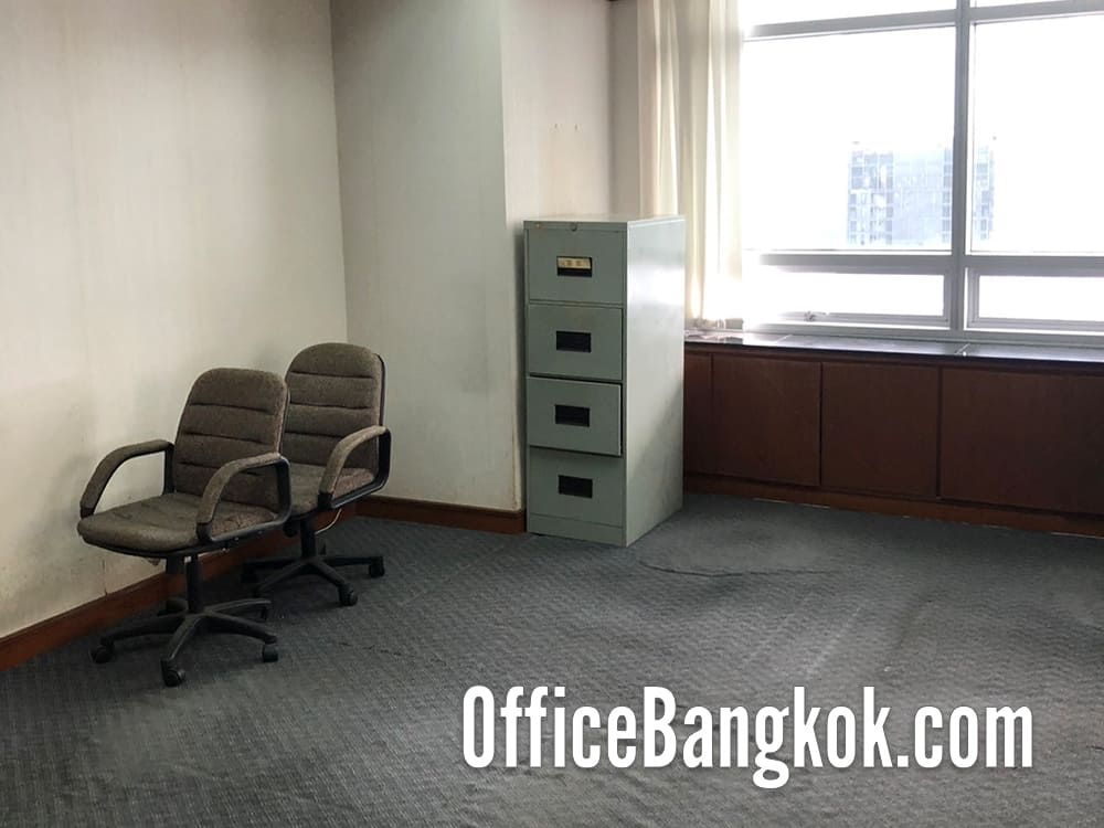 ออฟฟิศให้เช่าตกแต่งแล้วบางส่วนราคาถูก ทำเลสีลม ใกล้รถไฟฟ้า BTS สถานีสุรศักดิ์ พื้นที่ 106 ตร.ม. ค่าเช่า 42,000 บาท/เดือน 