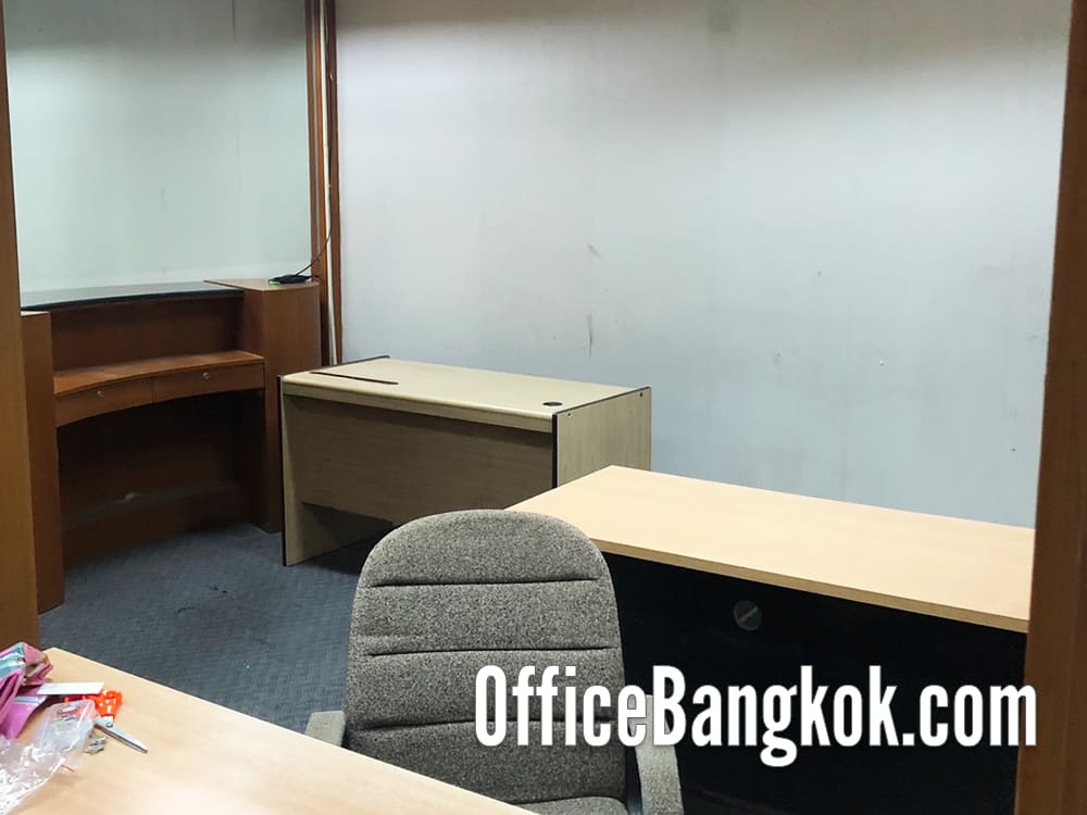 ออฟฟิศให้เช่าตกแต่งแล้วบางส่วนราคาถูก ทำเลสีลม ใกล้รถไฟฟ้า BTS สถานีสุรศักดิ์ พื้นที่ 106 ตร.ม. ค่าเช่า 42,000 บาท/เดือน 