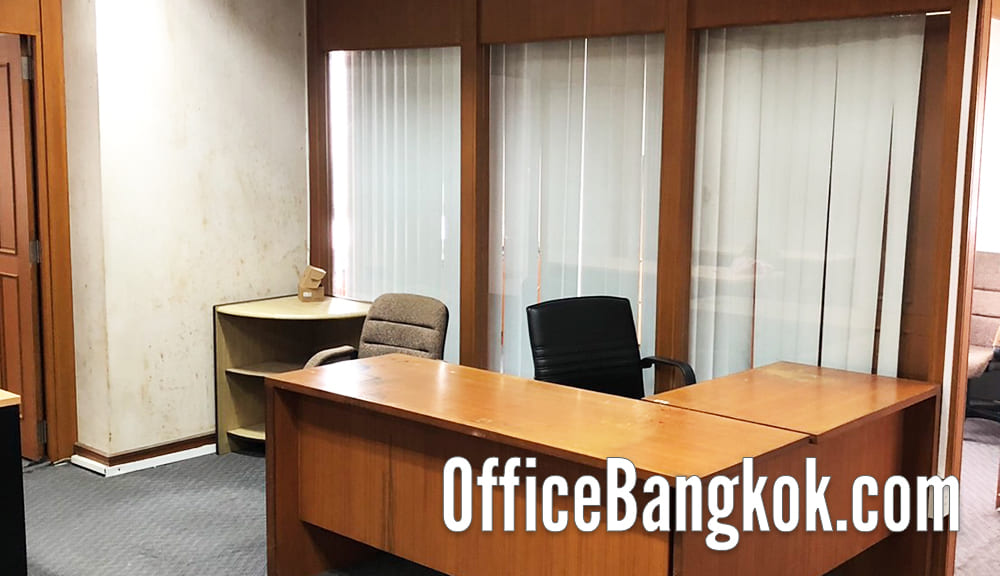 ออฟฟิศให้เช่าตกแต่งแล้วบางส่วนราคาถูก ทำเลสีลม ใกล้รถไฟฟ้า BTS สถานีสุรศักดิ์ พื้นที่ 106 ตร.ม. ค่าเช่า 42,000 บาท/เดือน 