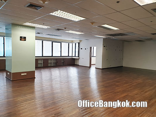 เช่าออฟฟิศตกแต่งแล้วทำเลสีลม พื้นที่ 350 ตรม ติดรถไฟฟ้า BTS สถานีศาลาแดง  MRT สถานีสีลม  | OfficeBangkok