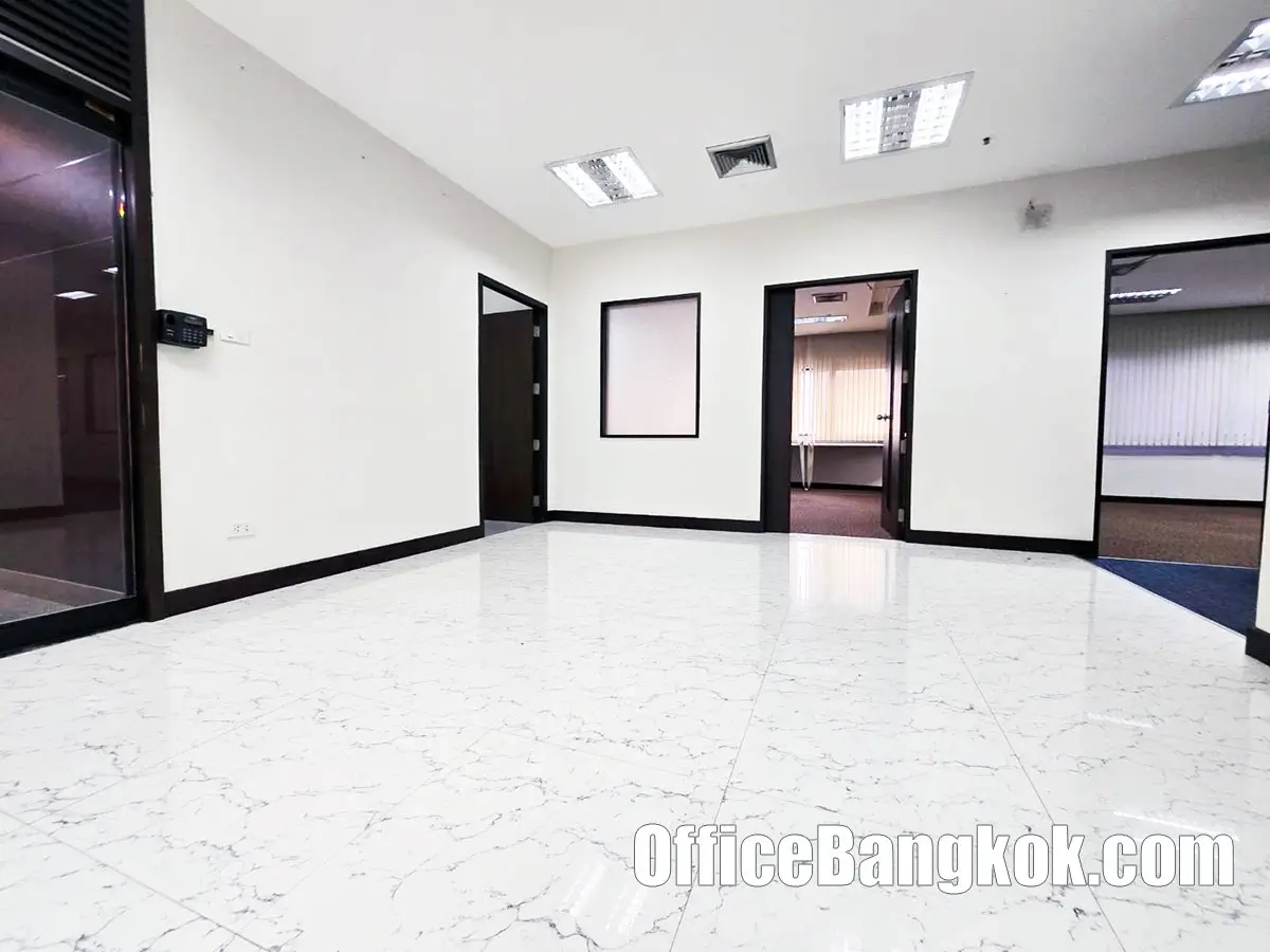 Rent Office With Partly Furnished 350 Sqm Close To Asok BTS Station