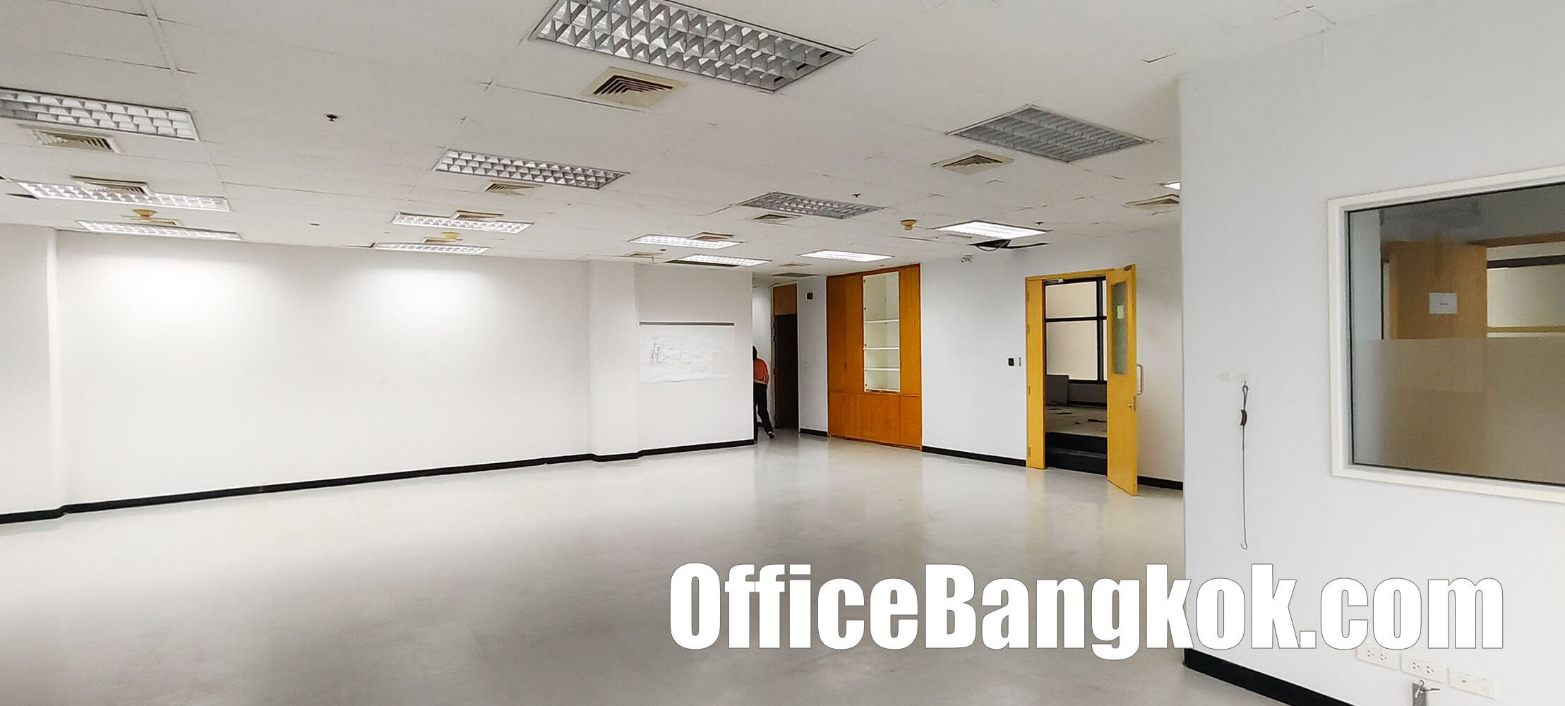 Rent Office With Partly Furnished 210 Sqm Close To Asoke BTS Station